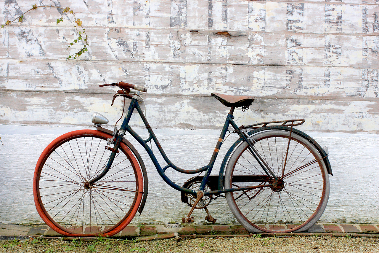 Vieux vélo sur un mur Consignes de ce que je dois trier dans mon bac d'emballages recyclables