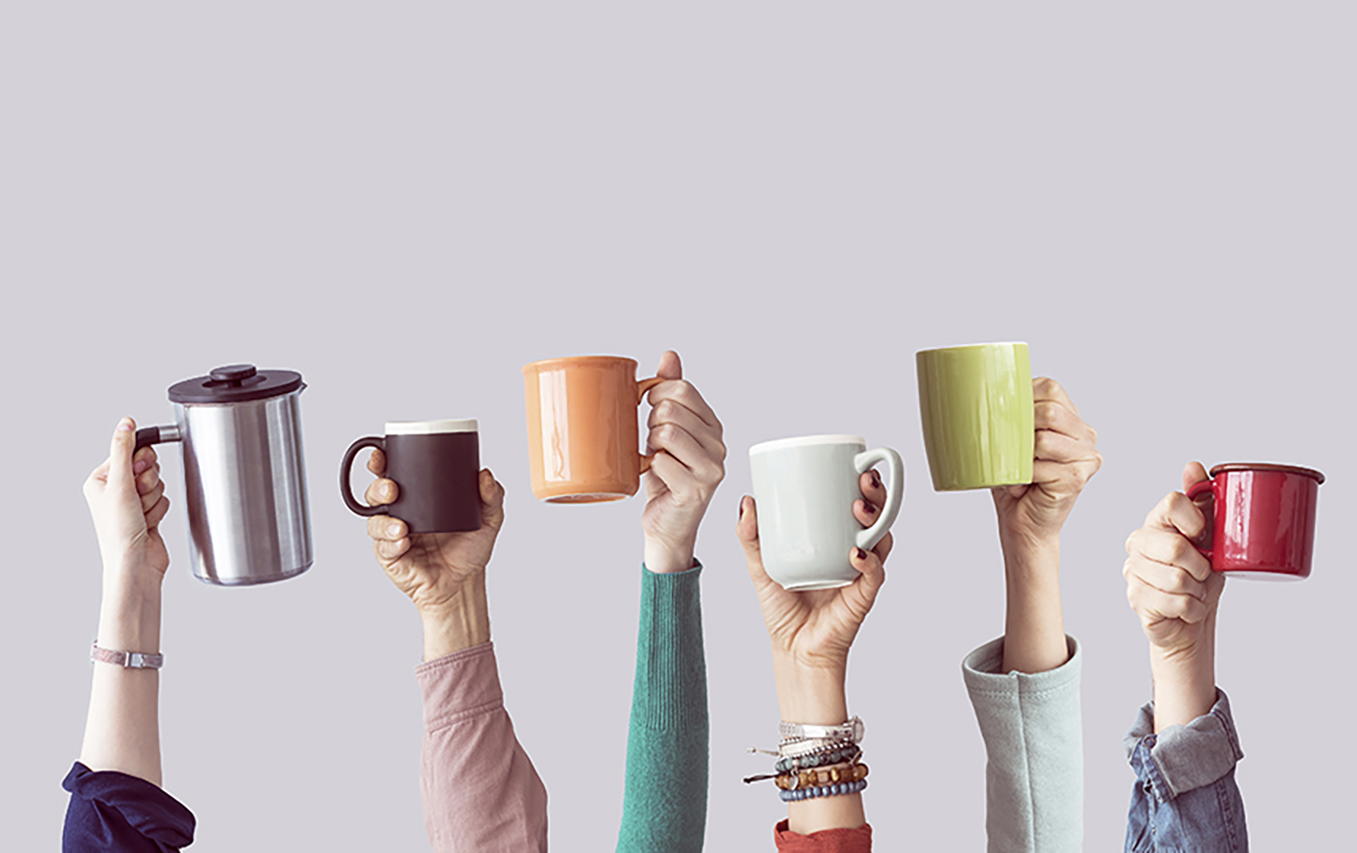 Many different arms raised up holding coffee cup Consignes de ce que je dois trier dans mon bac d'emballages recyclables